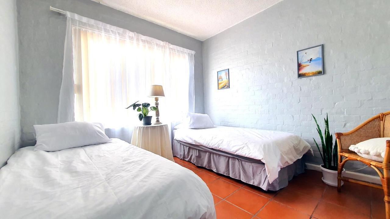 Family Beach Escape: Fully-Equipped 6 Sleeper Apartment Jeffreys Bay Exterior foto