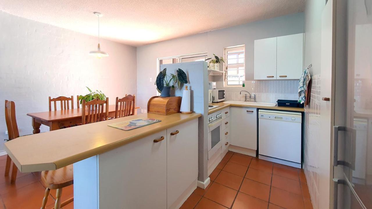 Family Beach Escape: Fully-Equipped 6 Sleeper Apartment Jeffreys Bay Exterior foto
